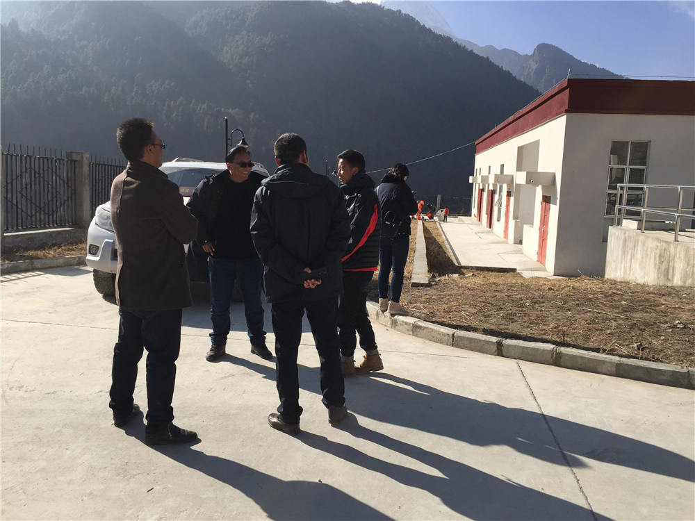 日喀則市環(huán)保督導(dǎo)組蒞臨吉隆縣污水處理廠檢查并指導(dǎo)工作，我吉隆縣環(huán)保局局長和分管縣長熊等領(lǐng)導(dǎo)陪同